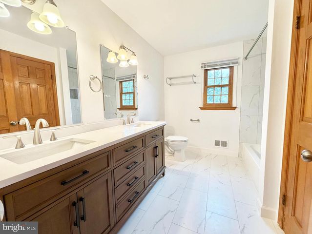 8 EVANS DR, West Windsor, NJ 08550