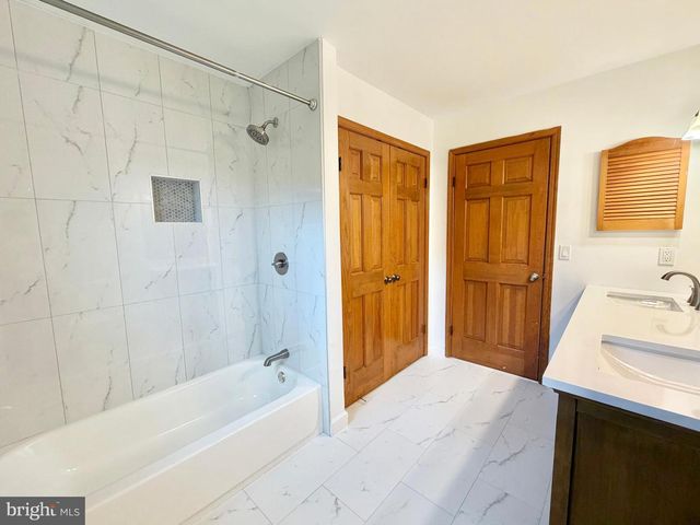 8 EVANS DR, West Windsor, NJ 08550