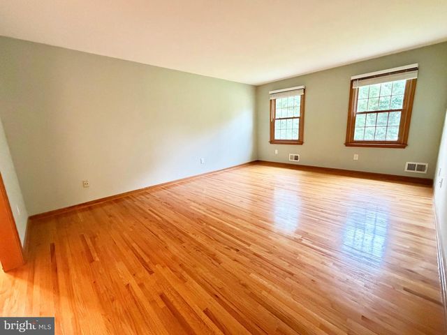 8 EVANS DR, West Windsor, NJ 08550
