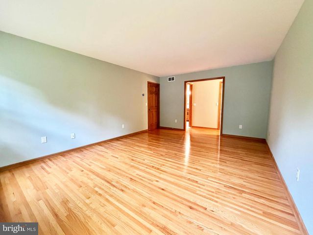 8 EVANS DR, West Windsor, NJ 08550