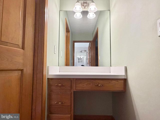 8 EVANS DR, West Windsor, NJ 08550