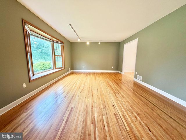 8 EVANS DR, West Windsor, NJ 08550