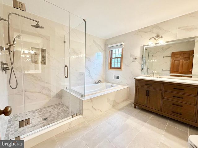 8 EVANS DR, West Windsor, NJ 08550