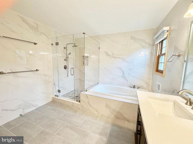 8 EVANS DR, West Windsor, NJ 08550