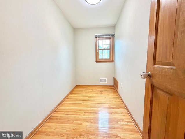 8 EVANS DR, West Windsor, NJ 08550