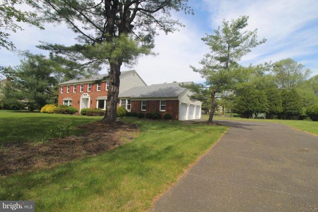 8 EVANS DR, West Windsor, NJ 08550