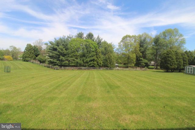 8 EVANS DR, West Windsor, NJ 08550