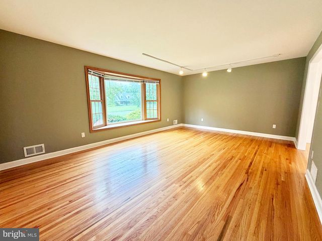 8 EVANS DR, West Windsor, NJ 08550
