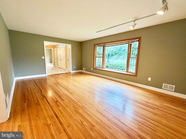 8 EVANS DR, West Windsor, NJ 08550