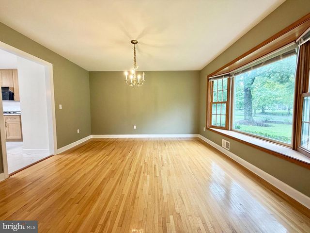 8 EVANS DR, West Windsor, NJ 08550