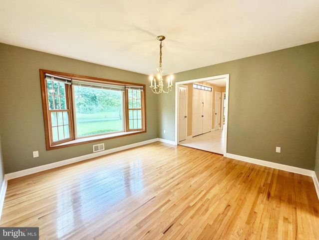 8 EVANS DR, West Windsor, NJ 08550