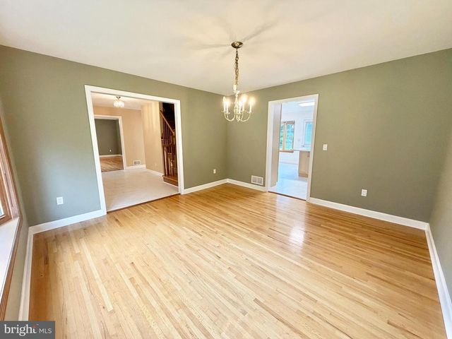 8 EVANS DR, West Windsor, NJ 08550