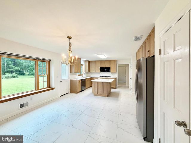 8 EVANS DR, West Windsor, NJ 08550