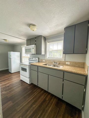 221 2nd Avenue N, Texas City, TX 77590