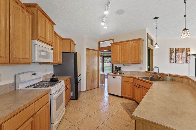 16317 N McKinnon Ln, Colbert, WA 99005