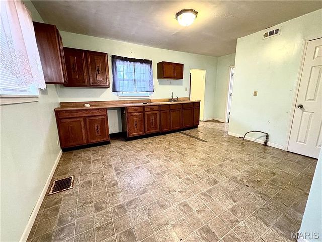 1202 N Madison Street, Litchfield, IL 62056