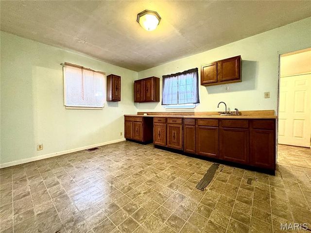 1202 N Madison Street, Litchfield, IL 62056