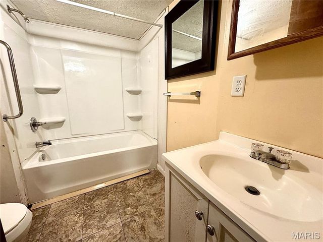 1202 N Madison Street, Litchfield, IL 62056