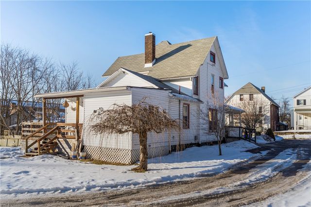 374 Harrison St, Sharon, PA 16146