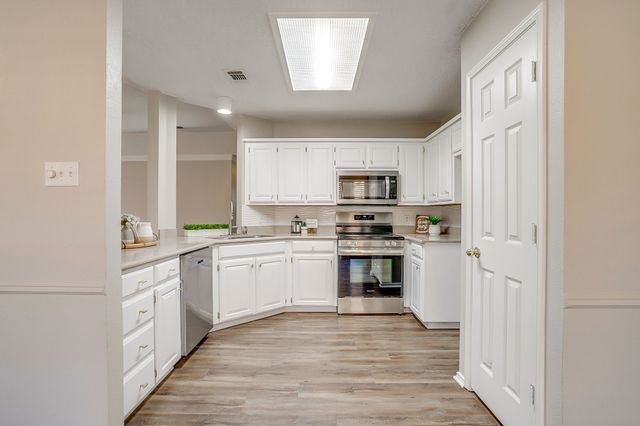 104 Sandlewood Lane, Burleson, TX 76028