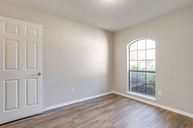 104 Sandlewood Lane, Burleson, TX 76028