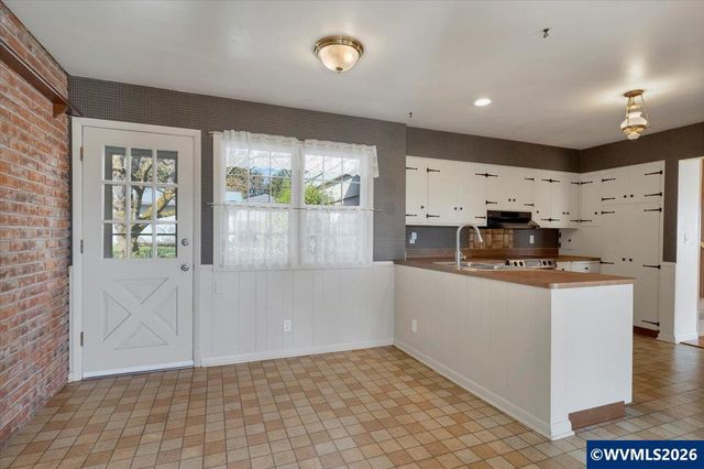 1275 Valley View Dr NW, Salem, OR 97304