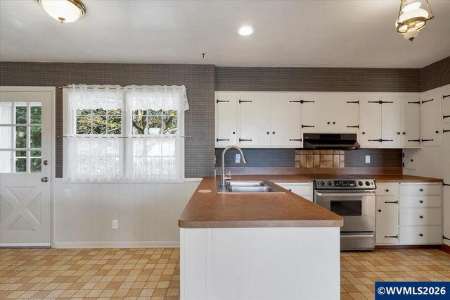 1275 Valley View Dr NW, Salem, OR 97304