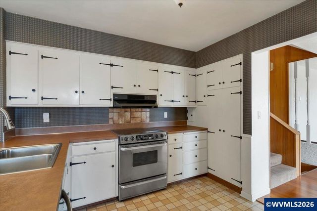 1275 Valley View Dr NW, Salem, OR 97304