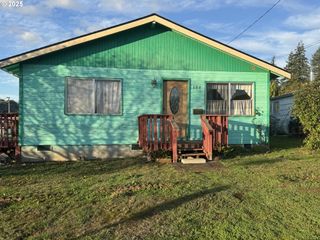 684 E 10TH St, Coquille, OR 97423