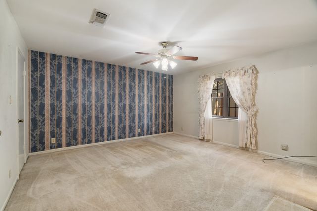 695 20th Street NE, Paris, TX 75460