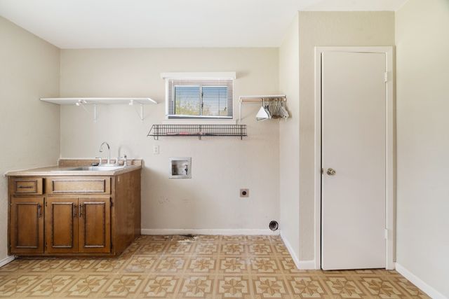 695 20th Street NE, Paris, TX 75460