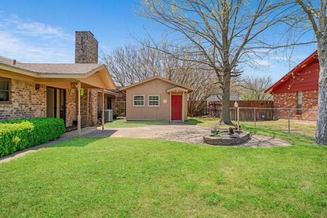 695 20th Street NE, Paris, TX 75460