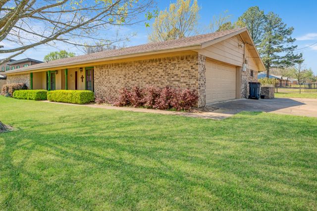 695 20th Street NE, Paris, TX 75460