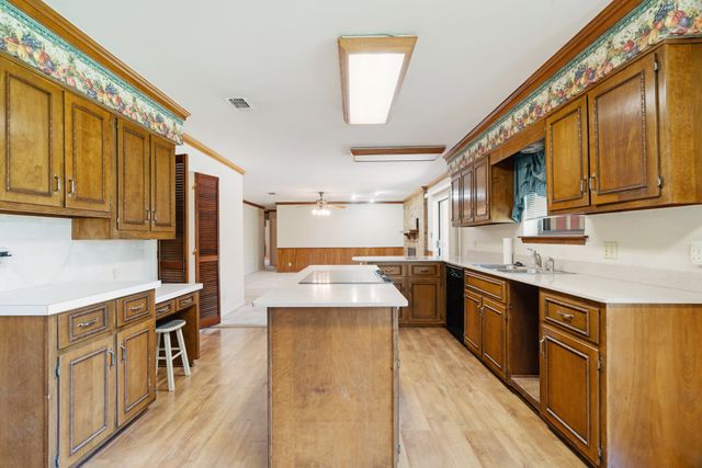 695 20th Street NE, Paris, TX 75460