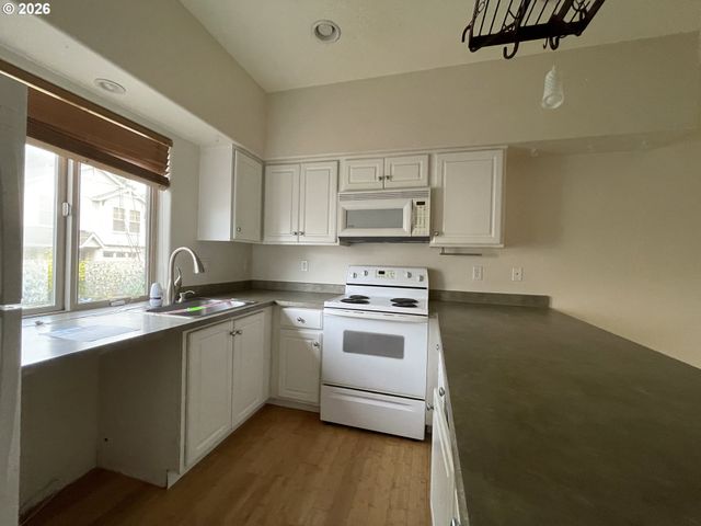 14728 Ne FLANDERS St, Portland, OR 97230