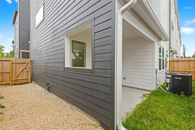 812 Elkhart Street A, Houston, TX 77091