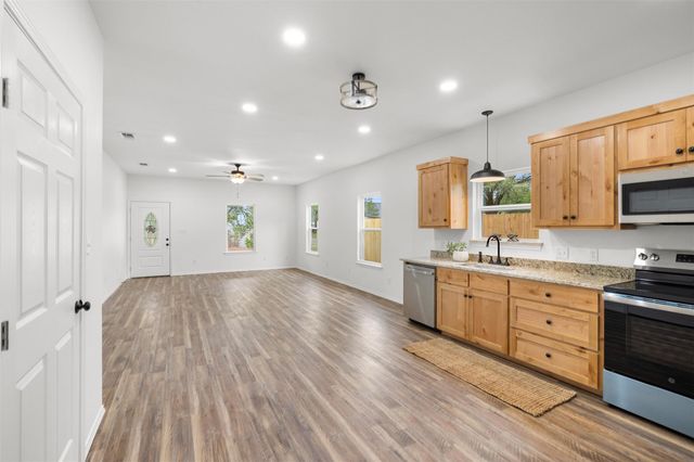 1110 Caldwell, Lexington, TX 78947