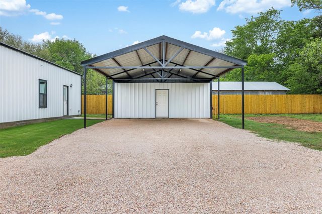 1110 Caldwell, Lexington, TX 78947