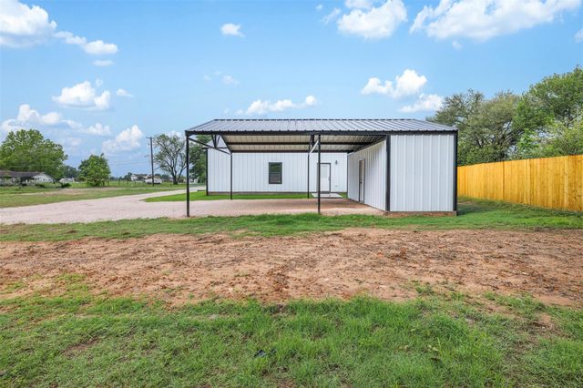 1110 Caldwell, Lexington, TX 78947