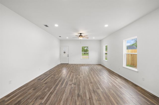 1110 Caldwell, Lexington, TX 78947