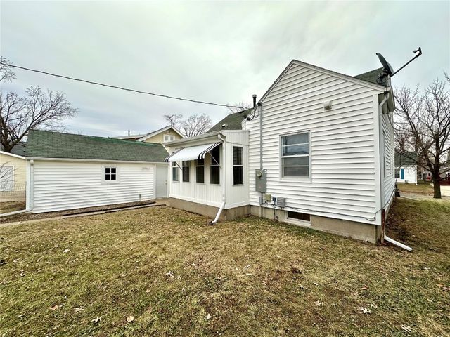 3018 E Avenue NE, Cedar Rapids, IA 52402