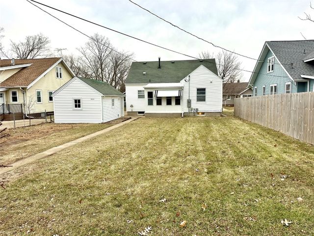 3018 E Avenue NE, Cedar Rapids, IA 52402