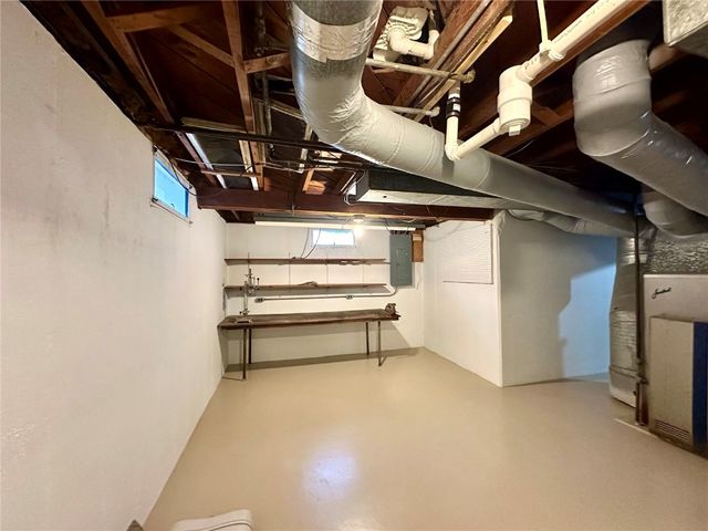 3018 E Avenue NE, Cedar Rapids, IA 52402