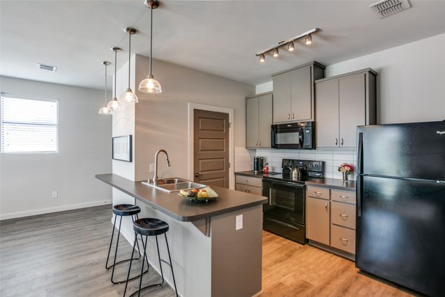 906 W Cannon Street 200, Fort Worth, TX 76104