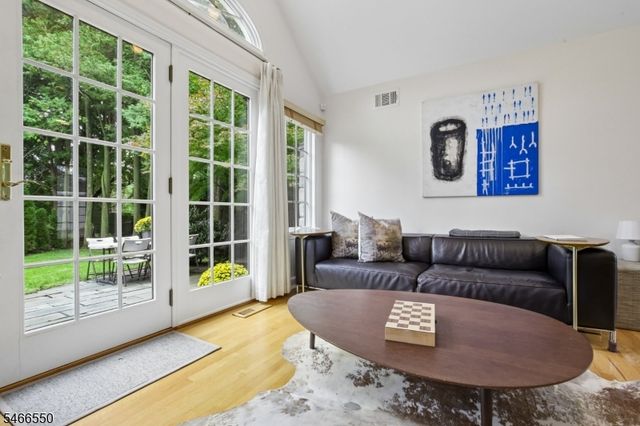 68 Crescent Pl, Millburn Twp., NJ 07078