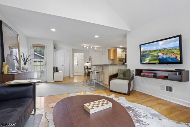 68 Crescent Pl, Millburn Twp., NJ 07078