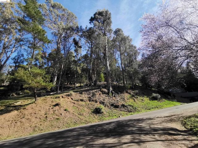 5847 Ascot Dr, Oakland, CA 94611