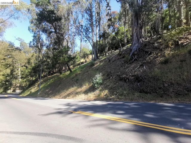 5847 Ascot Dr, Oakland, CA 94611