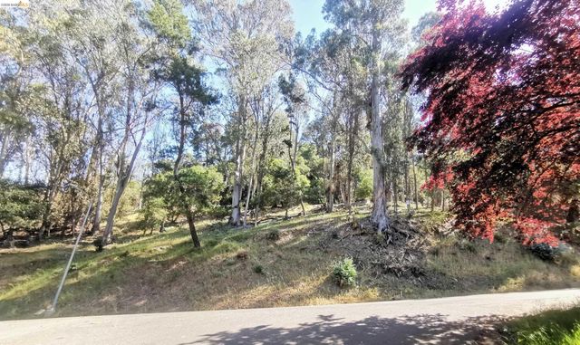 5847 Ascot Dr, Oakland, CA 94611