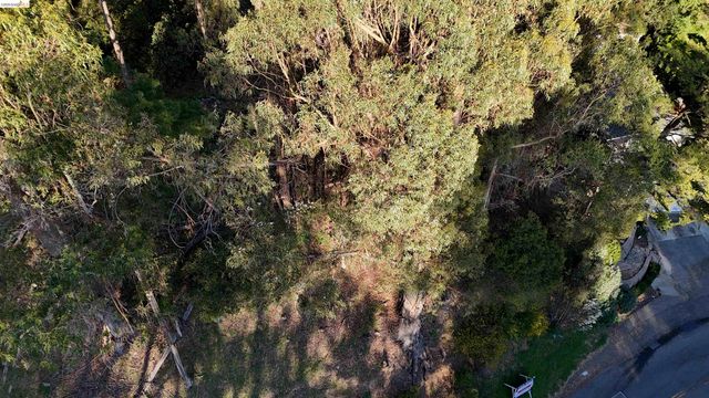 5847 Ascot Dr, Oakland, CA 94611